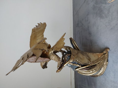 
															Magistral aigle laiton et mica sur amethyste géante
														