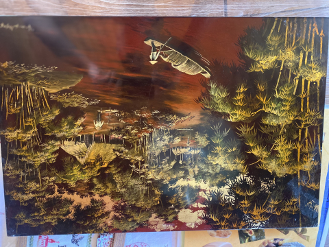 
															Panneau laqué avec une scène de paysage asiatique en or
														