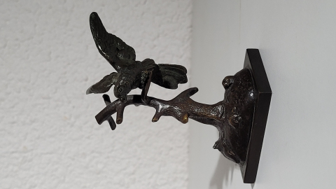 
															Petit bronze non signé oiseau sur une branche
														