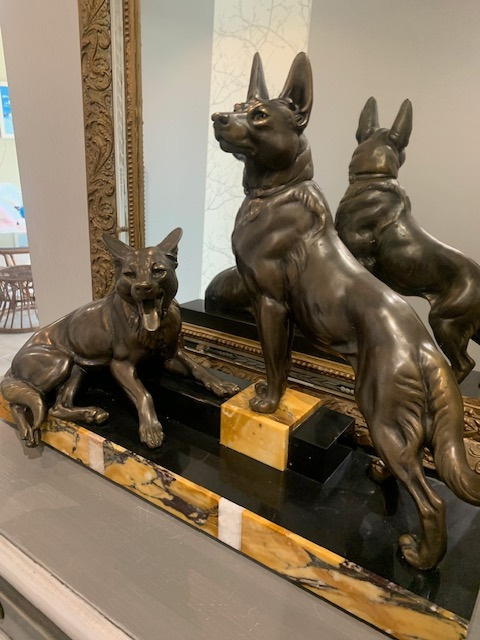 
															Sculpture L CARVIN Chiens sur socle en Marbre
														