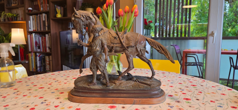 
															Bronze animalier signé Delabrierre représentant un cavalier et son cheval
														