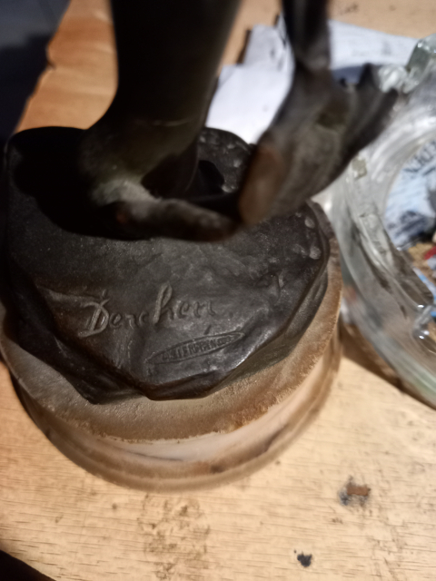 
															Sculpture en bronze signée Dencherri, base en marbre
														