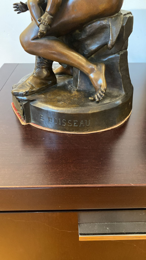 
															Bronze E. Boisseau La Défense du Foyer, sculpture détaillée
														