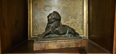
															Lion de Bartoldi en bronze sur socle marbre rouge
														