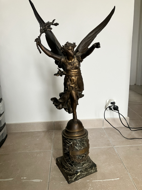
															Statue en bronze : La Victoire de Jules Roulleau.
														