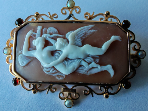 
															Camée ancien avec figures sculptées, or et pierres
														