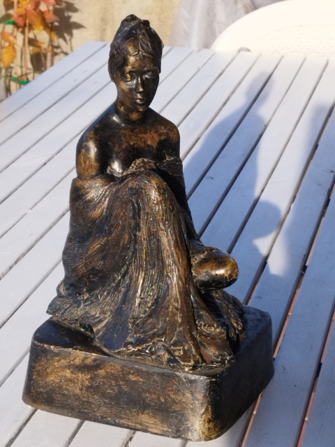 
															Sculpture bronze patiné femme assise drapée signée
														