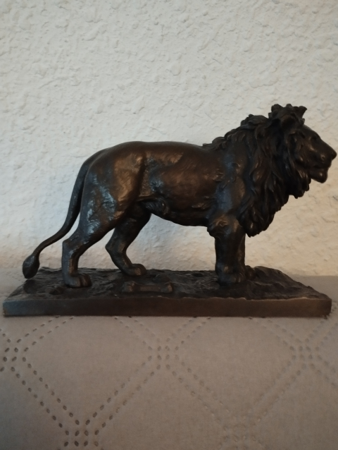 
															Lion debout en bronze avec base texturée
														