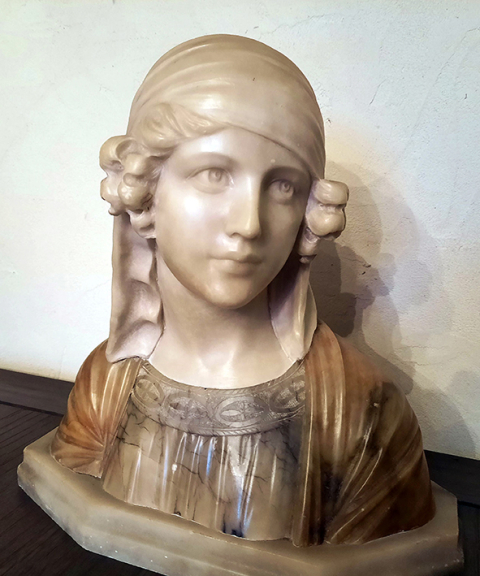 
															Buste de jeune fille
														