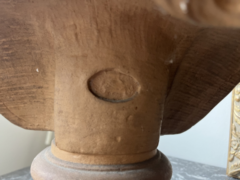 
															Buste en plâtre signé Rondron, 60cm de haut
														