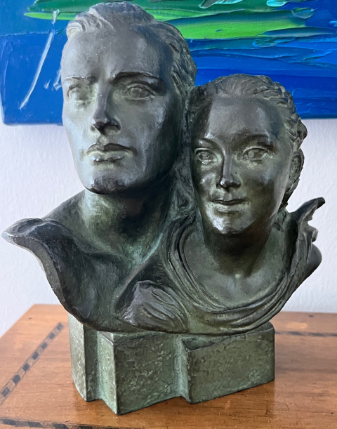 
															Buste double en bronze patiné, signé par Susse Frères Éditeurs
														