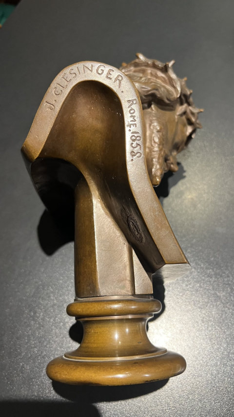 
															Buste en bronze de Jésus Christ signée Singer
														