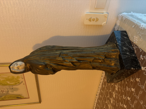 
															Bronze signé V. Sabatier.. Vierge en bronze et visage en ivoire.
														