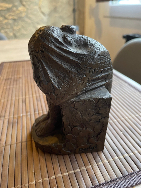 
															Sculpture en bronze figurant une personne accroupie
														