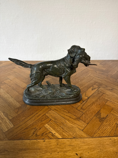 
															Sculpture de chien rapportant un faisan en bronze
														