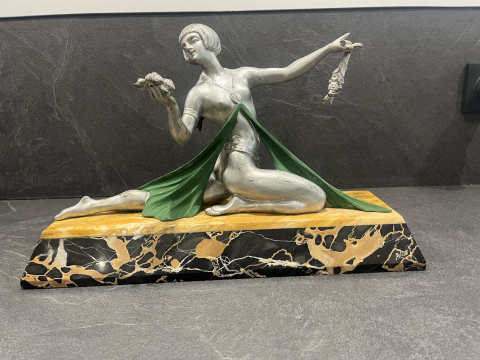 
															statue Art Déco signée Limousin, représentant une élégante figure féminine au drapé stylisé.
														