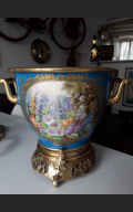 
													Paire de pot en porcelaine de Sèvres du château de St Cloud
												
