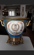 
													Paire de pot en porcelaine de Sèvres du château de St Cloud
												