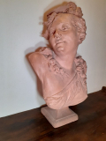 
													Buste de femme en terre cuite
												
