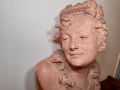
													Buste de femme en terre cuite
												