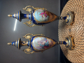 
													deux vases de Sevres
												