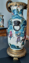 
													Paire de vases asiatiques
												