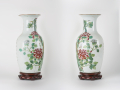 
													Paire de vases chinois anciens en porcelaine avec socles
												