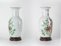 
													Paire de vases chinois anciens en porcelaine avec socles
												