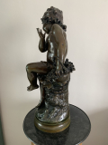 
													Sculpture en bronze d'un enfant assis avec corbeille 50cm
												