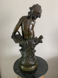 
													Sculpture en bronze d'un enfant assis avec corbeille 50cm
												