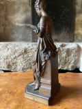 
													Sculpture en bronze d'une jeune femme lisant, signée Carrier
												