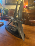 
													Sculpture en bronze représentant deux oiseaux en vol
												