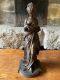 
													Sculpture en bronze d'une jeune femme lisant, signée Carrier
												