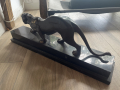 
													Sculpture de panthère en bronze sur socle en marbre
												
