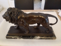 
													Lion signé Barye en bronze sur marbre, 37,7x9,7x23 cm
												