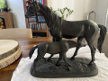 
													Sculpture Jument avec son poulain en bronze, signé P.J Mène
												