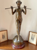 
													Joueuse nue de pipeau en bronze sur socle en marbre
												