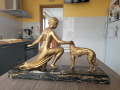 
													Socle en marbre noir avec statue femme agenouillée caressant un chien
												