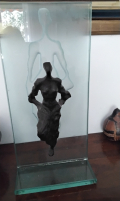 
													Sculpture figurative en métal intégrée à verre
												