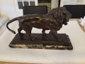 
													Lion signé Barye en bronze sur marbre, 37,7x9,7x23 cm
												