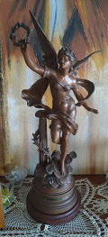
													Sculpture d'une figure ailée en métal bronze, socle bois
												