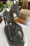 
													Sculpture Jument avec son poulain en bronze, signé P.J Mène
												