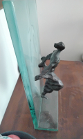
													Sculpture figurative en métal intégrée à verre
												