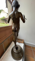 
													Joueuse nue de pipeau en bronze sur socle en marbre
												