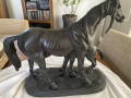
													Sculpture Jument avec son poulain en bronze, signé P.J Mène
												