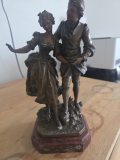 
													Statue en bronze couple en costume ancien
												