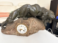 
													Tigre en bronze sur rocher avec horloge, signé Merculiano
												