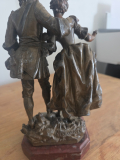 
													Statue en bronze couple en costume ancien
												