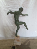 
													Statue de danseur d'Émile monier
												