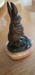 
													Sculpture lièvre bronze sur socle marbre rose
												